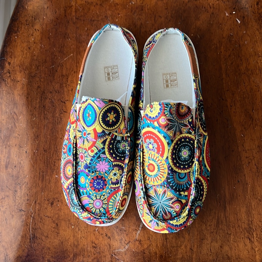 NWOT Beautiful Comfortable Tribal Floral Canvas Low Top Walking Shoes Size 8